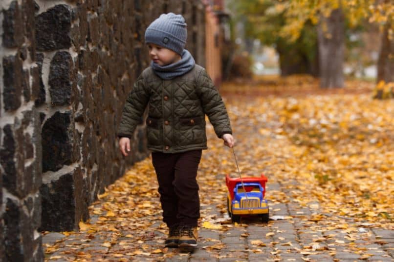 Мальчишки гуляют. Мальчик гуляет. Мальчик гуляет на улице. Мальчик на прогулке. Маленький мальчик гуляет.