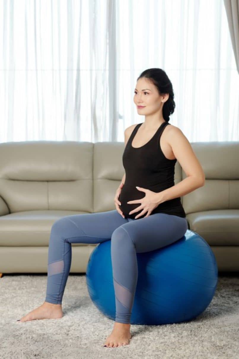 mujer embarazada haciendo ejercicio 